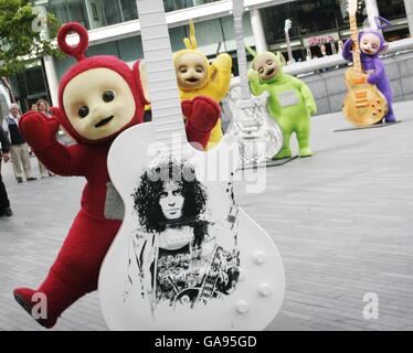 Les téletubbies fêtent leur 10e anniversaire. S monuments les plus célèbres, y compris les guitares en dehors de la GLA pour célébrer leur 10e année à la télévision. Banque D'Images