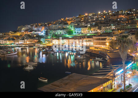 Athènes, Grèce, 3 octobre 2015. Mikrolimano au Pirée en Grèce. Vue de nuit du paysage. Une célèbre destination touristique. Banque D'Images