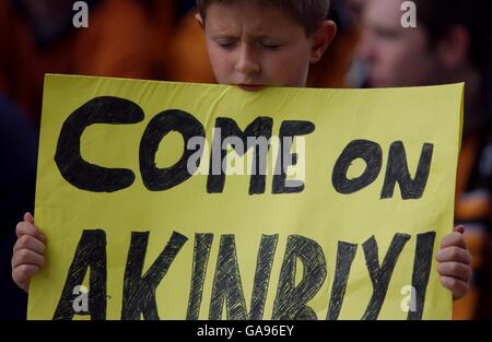Un fan de Wolverhampton Wanderers tient un message de for Ancien joueur Ade Akinbiyi qui joue maintenant pour Crystal Palace comme il espère qu'il sera en mesure d'aider En marquant contre West Bromm Banque D'Images