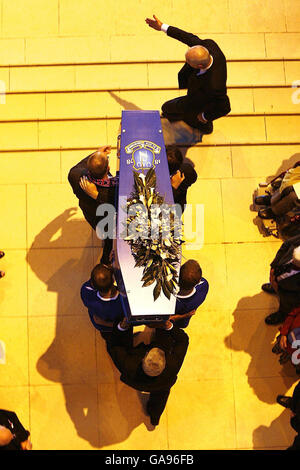 Le cercueil de Rhys Jones est réalisé dans la cathédrale anglicane de Liverpool après les funérailles de l'élève assassiné de 11 ans. Les pallbearers comprenaient son père Steve Jones (en arrière à droite) et son frère Owen Jones (en arrière à gauche), tous deux portant des chemises Everton. Banque D'Images