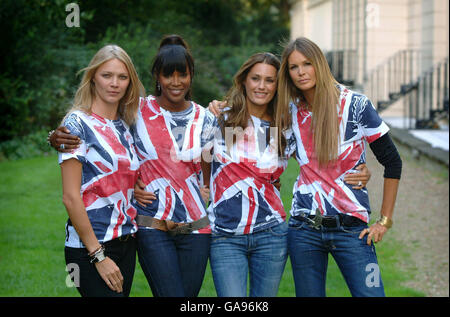 Modèles (de gauche à droite) Jodie Kidd, Naomi Campbell, Yasmin le bon et elle MacPherson, présentent Fashion for relief to lever des fonds pour le Rotary Flood Disaster Appeal, au Rotary Club de Regents Park, Londres. Banque D'Images