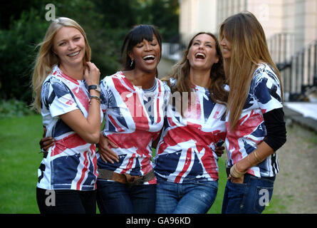 Modèles (de gauche à droite) Jodie Kidd, Naomi Campbell, Yasmin le bon et elle MacPherson, présentent Fashion for relief to lever des fonds pour le Rotary Flood Disaster Appeal, au Rotary Club de Regents Park, Londres. Banque D'Images