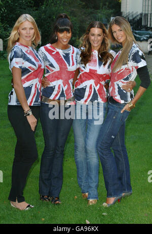 Modèles (de gauche à droite) Jodie Kidd, Naomi Campbell, Yasmin le bon et elle MacPherson, présentent Fashion for relief to lever des fonds pour le Rotary Flood Disaster Appeal, au Rotary Club de Regents Park, Londres. Banque D'Images