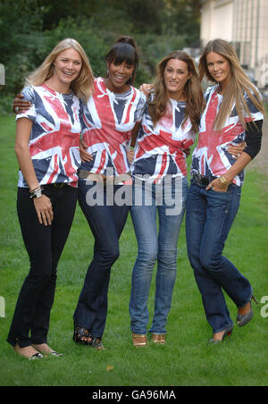 Modèles (de gauche à droite) Jodie Kidd, Naomi Campbell, Yasmin le bon et elle MacPherson, présentent Fashion for relief to lever des fonds pour le Rotary Flood Disaster Appeal, au Rotary Club de Regents Park, Londres. Banque D'Images