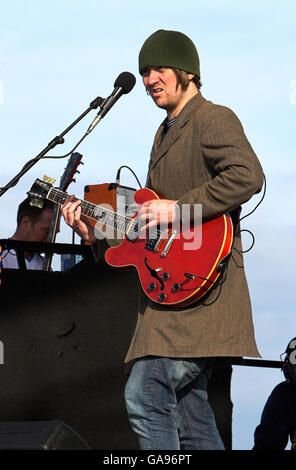 Andrew White des Kaiser Chiefs joue sur scène comme Vodafone TBA présente les Kaiser Chiefs en concert sur la promenade de Blackpool. Banque D'Images