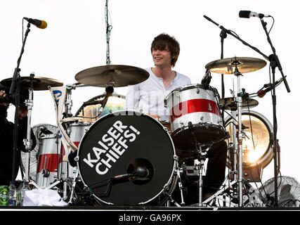 Nick Hodgson des Kaiser Chiefs se produit sur scène alors que Vodafone TBA présente les Kaiser Chiefs en concert sur la promenade de Blackpool. Banque D'Images