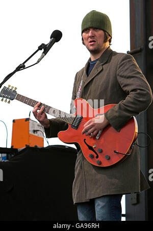 Andrew White des Kaiser Chiefs joue sur scène comme Vodafone TBA présente les Kaiser Chiefs en concert sur la promenade de Blackpool. Banque D'Images