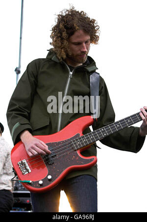 Simon Rix des Kaiser Chiefs se produit sur scène alors que Vodafone TBA présente les Kaiser Chiefs en concert sur la promenade de Blackpool. Banque D'Images