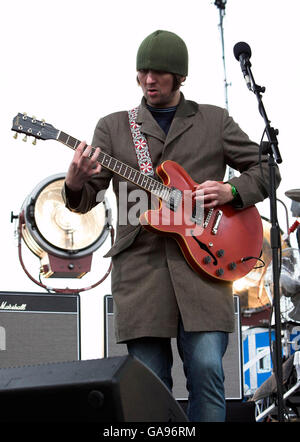 Andrew White des Kaiser Chiefs joue sur scène comme Vodafone TBA présente les Kaiser Chiefs en concert sur la promenade de Blackpool. Banque D'Images