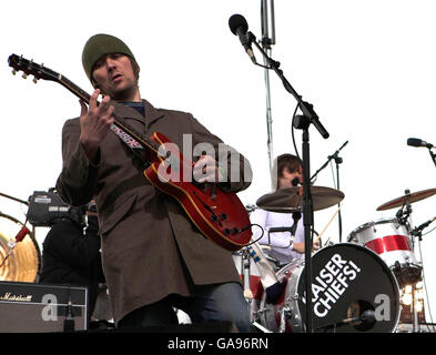 Andrew White des Kaiser Chiefs joue sur scène comme Vodafone TBA présente les Kaiser Chiefs en concert sur la promenade de Blackpool. Banque D'Images