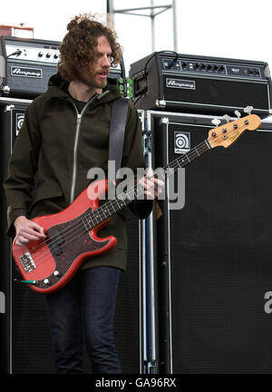 Simon Rix des Kaiser Chiefs se produit sur scène alors que Vodafone TBA présente les Kaiser Chiefs en concert sur la promenade de Blackpool. Banque D'Images