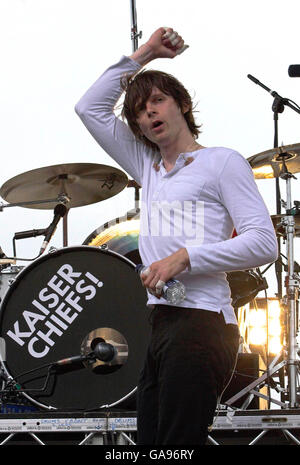 Nick Hodgson des Kaiser Chiefs sur scène comme Vodafone TBA présente les Kaiser Chiefs en concert sur la promenade de Blackpool. Banque D'Images