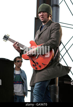 Andrew White des Kaiser Chiefs joue sur scène comme Vodafone TBA présente les Kaiser Chiefs en concert sur la promenade de Blackpool. Banque D'Images