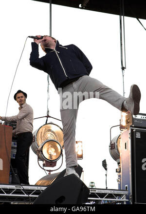 Ricky Wilson des Kaiser Chiefs se produit sur scène alors que Vodafone TBA présente les Kaiser Chiefs en concert sur la promenade de Blackpool. Banque D'Images