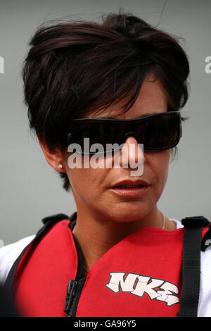 Penny Mallory participe à une course de bateaux-dragons pour célébrer un an de participation aux Jeux paralympiques de Beijing et pour aider à recueillir des fonds pour le BPA. Banque D'Images