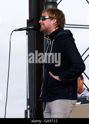 Ricky Wilson des Kaiser Chiefs se produit sur scène alors que Vodafone TBA présente les Kaiser Chiefs en concert sur la promenade de Blackpool. Banque D'Images