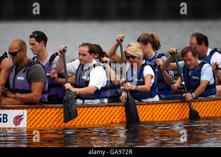 Les célébrités et les paralympiques participent à une course de bateaux-dragons pour célébrer un an de participation aux Jeux paralympiques de Beijing et pour aider à recueillir des fonds pour le BPA. Banque D'Images