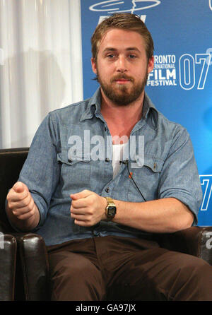 AP OUT Ryan Gosling assiste à une conférence de presse pour le nouveau film Lars and The Real Girl, à l'hôtel Sutton, pendant le Festival international du film de Toronto, Canada. Banque D'Images