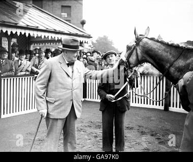 (G-D) Sir Winston Churchill célèbre la victoire de son cheval, Colonist II, dans les piquets de Florizel handicap Banque D'Images