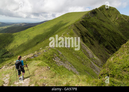 Une femme voyageant seule walker sur l'Nantle Ridge dans le Parc National de Snowdonia, le Nord du Pays de Galles. Banque D'Images