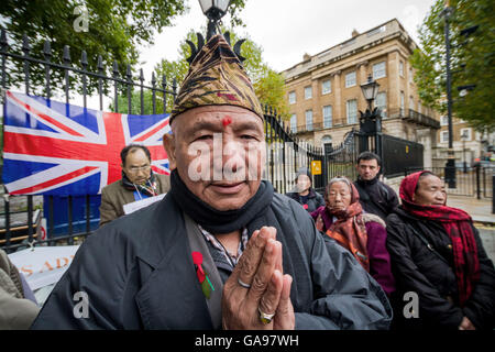 Prière de l'après-midi du 7e jour d'une grève de la faim en face de Downing Street à Londres par le vétéran de Gurkhas. Banque D'Images