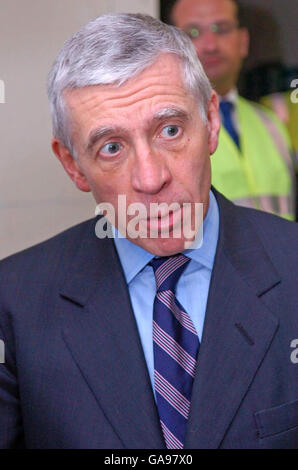 Le ministre de la Justice Jack Straw visite une prison aujourd'hui pour la première fois depuis la grève des agents de la prison du mois dernier. Il a participé à HMP Preston à une table ronde avec des prisonniers sur les conséquences de la sortie. Banque D'Images