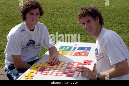 Tennis - Andy & Jamie Murray visitez le programme de terrains de golf RBS Supergrounds - Dorchester Primary School.Les joueurs de tennis britanniques Andy et Jamie Murray (à gauche) à la Dorchester Primary School, Surrey. Banque D'Images