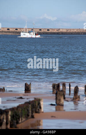 Trawler entrant dans la Tyne, South Shields, South Tyneside Banque D'Images