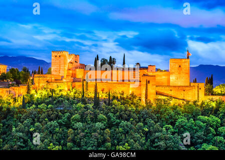 Granada, Espagne. Vue de nuit sur la célèbre Alhambra avec l'Alcazaba, les voyages en Europe vue en Andalousie. Banque D'Images