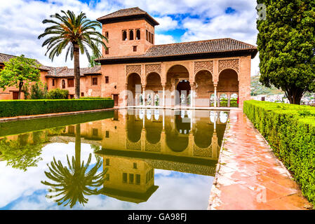 Granada, Espagne - belle vue sur une petite piscine et jardin à Partal Palais, dans la célèbre Alhambra en Andalousie. Banque D'Images