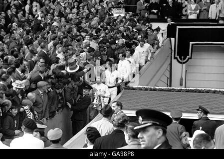 Le capitaine Graham Williams, West Bromwich Albion, porte la FA Cup sur les marches de la Royal Box, suivie de ses coéquipiers Banque D'Images