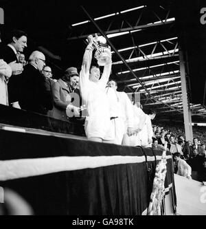 Le capitaine Graham Williams, West Bromwich Albion, lève la FA Cup après la victoire de son équipe en 1-0 Banque D'Images