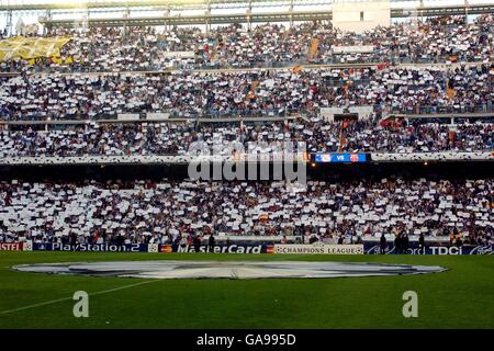 Football - Ligue des champions de l'UEFA - semi finale - deuxième étape - Real Madrid / Barcelone.Les fans du Real Madrid s'imprégnent de l'atmosphère du stade Santiago Bernabeu avant le match avec Barcelone Banque D'Images