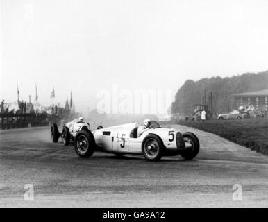 Courses automobiles - Grand Prix - Donington.Bernd Rosemeyer (5) d'Auto Union dirige l'équipier Herman-Paul Muller (7) autour de Red Gate Corner Banque D'Images