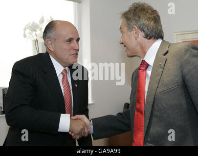 Rudy Giuliani, à gauche, ancien maire de New York et candidat à la nomination présidentielle républicaine aux États-Unis, rencontre l'ancien Premier ministre britannique et l'actuel envoyé Mideast du Quartet, Tony Blair, à droite, dans le centre de Londres. Banque D'Images