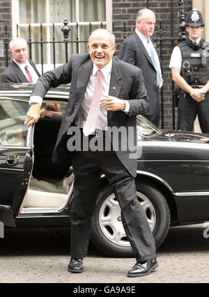 L'ancien maire de New York Rudy Guiliani arrive au 10 Downing Street pour discuter avec le Premier ministre britannique Gordon Brown. Banque D'Images