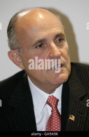 Rudy Giuliani, à gauche, ancien maire de New York et candidat à la nomination présidentielle républicaine aux États-Unis, rencontre l'ancien Premier ministre britannique et l'actuel envoyé du Moyen-Orient du Quartet, Tony Blair, inaperçu, dans le centre de Londres. Banque D'Images