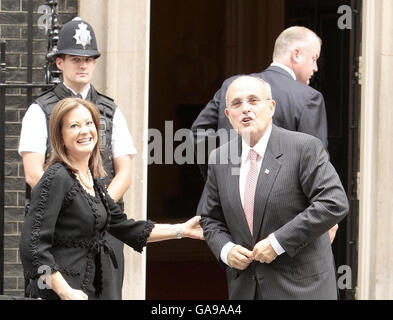 L'ancien maire de New York Rudy Guiliani arrive au 10 Downing Street pour discuter avec le Premier ministre britannique Gordon Brown. Banque D'Images