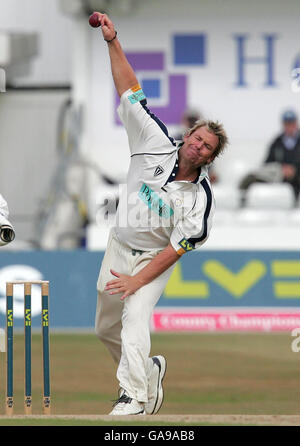 Le Shane Warne du Hampshire se met à l'épreuve lors du match de la Liverpool Victoria County Championship Division One au terrain de cricket de Headingley, à Leeds. Banque D'Images