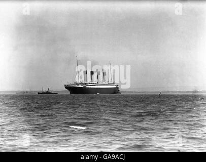 LES SÉQUELLES DU DÉSASTRE DU TITANIC.Le navire jumeau de RMS Titanic RMS Olympic Off Spithead après la sortie du Titanic Banque D'Images