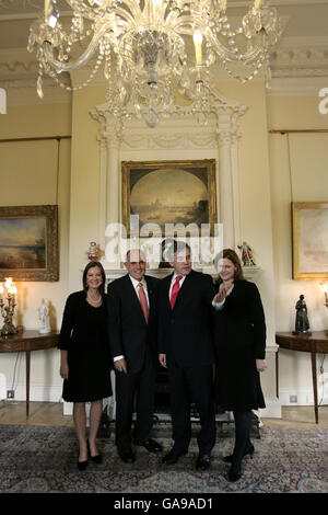 Le Premier ministre britannique Gordon Brown (deuxième à droite) et sa femme Sarah (à droite) saluent l'ancien maire de New York et le candidat républicain à la présidence Rudy Giuliani (deuxième à gauche) et sa femme Judith (à gauche) au 10 Downing Street, dans le centre de Londres. Banque D'Images