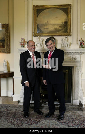 Le Premier ministre britannique Gordon Brown (à droite) salue l'ancien maire de New York et le candidat républicain à la présidence Rudy Giuliani au 10 Downing Street, dans le centre de Londres. Banque D'Images