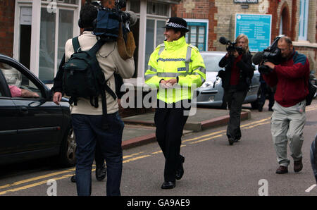 La chef de police de Cambridgeshire, Julie Spence, est entourée par les médias alors qu'elle marche dans le centre de Huntingdon, Cambridgeshire. Banque D'Images