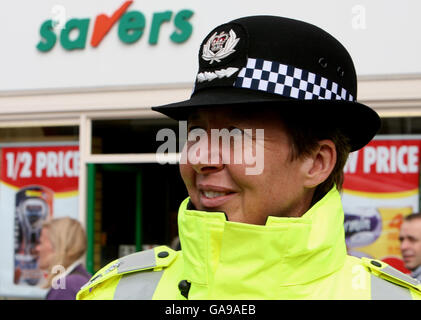 Le chef de police de Cambridgeshire Julie Spence, lors d'une promenade dans le centre de Huntingdon, Cambridgeshire. Banque D'Images