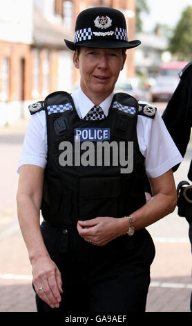 Le chef de police de Cambridgeshire Julie Spence, lors d'une promenade dans le centre de Huntingdon, Cambridgeshire. Banque D'Images