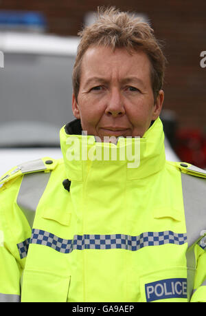 Chef de police de Cambridgeshire, gendarme Julie Spence, à l'extérieur du poste de police de Huntingdon, Cambridgeshire. Banque D'Images