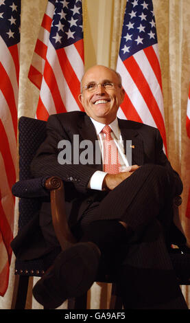 Rudy Giuliani, maire de New York en efferveur et candidat à la présidence des États-Unis l'année prochaine, lors d'un déjeuner de collecte de fonds à l'hôtel Mandarin Oriental, dans le centre de Londres. Banque D'Images