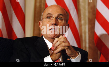 Rudy Giuliani, maire de New York en efferveur et candidat à la présidence des États-Unis l'année prochaine, lors d'un déjeuner de collecte de fonds à l'hôtel Mandarin Oriental, dans le centre de Londres. Banque D'Images