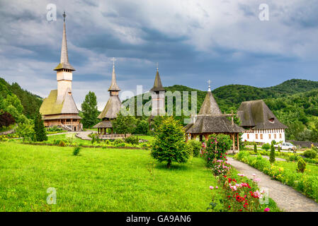 Maramures, Roumanie. Église en bois du Monastère Barsana, la Transylvanie historique. Banque D'Images