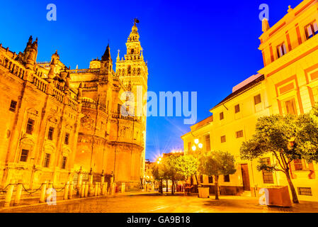 Séville, Andalousie, espagne. Cityscape twilight image avec Santa Maria de la Sede de la cathédrale et de la Giralda. Banque D'Images